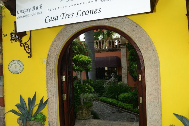 Hotel in Ajijic | Casa Tres Leones 